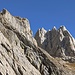 Felszacken vom Moor ragen in den blauen Himmel empor