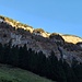Unser Ziel lag schon in der Sonne. Wir stiegen am Chobel von links diagonal zum Äscher auf. Ein eigentlich einfacher Bergweg im sehr exponierten Gelände. Einige tödlichen Unfälle haben wohl dazu geführt, dass der Bergwanderweg auf längerer Strecke mit einem Drahtseil versehen wurde.