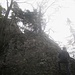 Faxe ist wieder zu uns gestoßen. Wir testen den mittleren Abschnitt an - entscheiden uns dann für die Umgehung, da es hier leider noch sehr feucht und rutschig ist. 