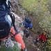 Das Abklettern vom Sockel des Bergfrieds ist die erste Mut-Probe