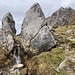 hübscher Bachlauf - zwischen den Felsbrocken