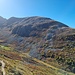 Auf diesem Walbuckel sitzt die Seganinihütte. Der noch beliebtere, relativ eben verlaufende Höhenweg (auch sehr empfehlenswert) zieht sich als Linie gut sichtbar durchs Bild.