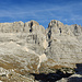 Eine tiefe Schlucht mit toller Sanduhr trennt die Crode della Caccia Grande von den Tre Sorelle
