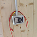Inklusive Ladestation und Kabeln, draussen sorgt eine PV-Platte für den Strom