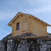 Neue Schutzhütte auf Rupperslaui (oberhalb Rettungsschlitten)