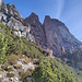 Auf dem Wanderweg 524, darüber die westlicher Ausläufer der Cima Nord di San Sebastiano
