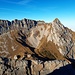 Blick hinüber zum Pilatus Kulm. Die Serpentinen des Aufstiegs durchs Couloir sind gut zu erkennen. Auch dieser Anstieg ist voll südseitig und meist windgeschützt.