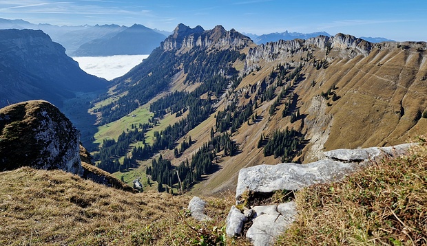 Justistal mit Nebel über dem Thunersee.