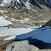Tiefblick auf den ersten steilen Schneehang. Bei Ausaperung dürfte diese Stelle sehr anspruchsvoll sein - wegen der 40 Grad steilen Platten.