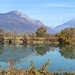 Montagne e alberi si tuffano nel fiume