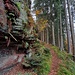 Der pfadige Pfad führt hinter dem Turm weiter im Hang hinauf...