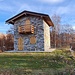 <b>Cinque minuti più avanti pervengo ad un segnavia con la scritta “Roccoli” (1380 m). Suppongo che dei roccoli non rimanga che un rustico di ottima fattura, ristrutturato recentemente. </b>