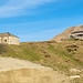 <b>In 45 minuti dalla partenza dal parcheggio pervengo al Passo di San Lucio, ancora deserto. Ne approfitto per una breve “dronata”, giusto per avere qualche immagine aerea dello storico valico e della chiesetta.</b>