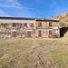<b>Dopo venti minuti riprendo la salita sul versante della Valle Cavargna, seguendo la strada agro-silvo-pastorale, che passando dall’Alpe Tabano (1666 m) giunge al Rifugio Garzirola (1974 m). Lo raggiungo in ulteriori 40 minuti. Parcheggio la bici e continuo a piedi verso la croce eretta sul Sasso Basciotta (2076 m).</b>
