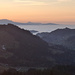 Abendstimmung über dem Eriz: Aussicht von oberhalb Obere Breitwang nach W zum Nebelmeer über dem Aaretal: u.a. links Selbüel, in der Mitte Schwendelberg und rechts Gibelegg und Bütschelegg