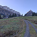 Zustieg zur Schörizegg: vor der Hütte nahe Unter Schöriz stehen zwei Pferde in der kühlen Morgenluft, rechts an der Sonne warten bereits die ersten beiden Ziele Schörizegg und Burst, sowie links die Sibe Hängste, und über dem Dachfirst in der senkrechten NW-Wand von P. 1951 das Martismurerloch