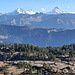 Immer wieder schön: Aussicht von den Sibe Hängste (Sattel 1883) über das Seefeld zu den östlichen Berner Voralpen und Alpen. Über der Faulhornkette von rechts Schreckhorn, Bärglistock und Wetterhorn
