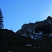 Im Aufstieg zur Alp Unter Wend oberhalb 1600m zeigen sich die Vorbauten des Nünplattengipfels erstmals.
