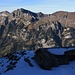 Alp Ober Wend (1935m) und die Gipfel vom Schwandergrat mit den Hauptgipfel Heitlistock (2146m) und Wandelen (2105m). Rechts vom Wandelen ist das Astelhorn (2084m), hinter dem Heitlistock ist der Bocki (2052m).