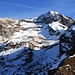 Aussicht vom Nünplatten (2070m) auf den Huetstock / Wild Geissberg (2676m). <br /><br />Links ist die flache Kuppe von Zahm Geissberg (2514m), rechts unser nächstes, aber eher unauffälliges Gipfelziel, der Ofen (2188m).