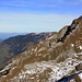 Aussicht vom Gipfel der Nünplatten (2070m) am Vorstegg (2167m) vorbei ins Mittelland. Oberhalb vom Waldstück sind die Gratgipfelchen Hüser / Hüserdossen (1896m) und Höchgrat (2019m).