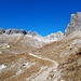 Die Hermann von Barth Hütte ist gleich erreicht. Schön zeigen sich Ilfenspitzen, Plattenspitzen und Wolfebener Spitzen. 