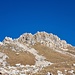 Der gezackte Grat am Piz Calandari mit dem Klettergarten Cufercal. Ich benutzte die begraste Rinne in Bildmitte