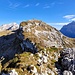 Auf dem höchsten Punkt des Wannengrat, dann ein steiler Abstieg zum Sattel und wieder steil hoch zum Wannenstöckli