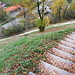 die steile Treppe abwärts zur Straße