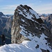 Rückblick auf den Gipfel des Ofens (2188m) im Abstieg über den Ostgrat. Der etwas ausgesetzte Grat hat einige einfache Kletterstellen (I+) und hat die Schwierigkeit T5.