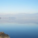 La nebbia indugia ancora sul lago.