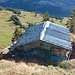 Ankunft bei der Hütte im Gämsstafel. Von der Hütte wandert man am besten Richtung Südwesten (Roter Pfeil) bis man eher spät Pfadspuren im Steilhang entdeckt.