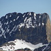 Ein gewaltiger Klotz: Gamsberg - Gut zu erkennen das (schneebedeckte) Band, über das die Nordflanke im Alpinwanderbereich (T5) überwunden werden kann