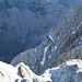 Blick in die Ostwand mit Biwakschachtel (Bildmitte).