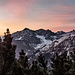 Pünktlich vor dem Alpenglühen bin ich im Latschengürtel. Roter Stein (2366 m) und Loreakopf (2471 m) grüßen herüber.