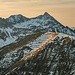 Loreakopf (2471 m) und der lawinenschutzverbaute Hönig (2034 m).