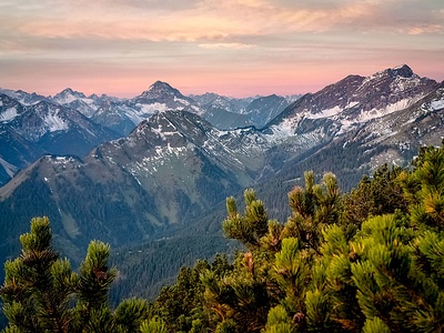Lechtaler Alpen: Namloser Wetterspitze (2553 m) und Knittelkarspitze (2378 m).
