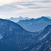 Jenseits des "Bichlbacher Jöchle" steht klobig der Wannig (2493 m) in der Mieminger Kette (ein fantastischer Aussichtsberg!), dahinter die Sellrainer Berge um Rietzer Grieskogel (2884 m).