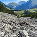 Auf dem Wanderweg im verschütteten Grießbachbett.