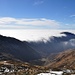Der Monte Bar kann sich knapp gegen den Nebel behaupten, der zur Alpe di Serdena hinunter schwappt.
