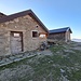 <b>Un avviso del Comune di Cusino fornisce alcuni dati sulla realizzazione del Percorso Mountain Bike, tratto Alpe Nesdale - Mutata di Rozzo. Bene, buono a sapersi; è un invito a tornare in questa zona.<br />Mi aspettano ora quindici minuti di dura salita, su un fondo sassoso e irregolare, che mi portano alla dorsale erbosa. </b>