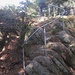 Vom 200 m oberhalb dort angetroffenen Wanderpfad kann man top-gesichert einen Abstecher auf den Rappenfelsen machen.