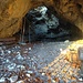 Blick durch das Gitterloch in die Brillenhöhle. Man sieht, dass sie nach oben offen ist.