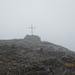 Das Gipfelkreuz des Carrauntoohil in Nebel, Wind und Sprühregen