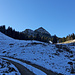 Auf den schattigen Halden hat es einigen Neuschnee. Hinten die Dent de Jaman