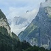 Bei Anfahrt durch das Gasterntal schaut das Hockenhorn (Bildmitte) bereits aus den Wolken heraus