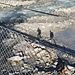 Überquerung der Hängebrücke zu Tourbeginn
