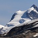 Jungfrau und dahinter der Mönch schauen über dem Kanderfirn heraus