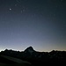 04:50 Uhr: Nachthimmel mit Sternschnuppe; der Jupiter dominiert den Himmel, unweit rechts oberhalb der Mars; in der Bietschhornhütte ist Licht; Vincent hat diese tolle Aufnahme gemacht<br />