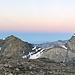 in Richtung Westen zeigt sich kurz vor Sonnenaufgang der Erdschatten als blaues Band; links das Ferdenrothorn, rechts das Balmhorn